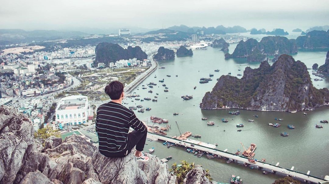 Núi Bài Thơ - tọa độ ngắm nhìn toàn bộ khung cảnh tuyệt đẹp của vịnh Hạ Long