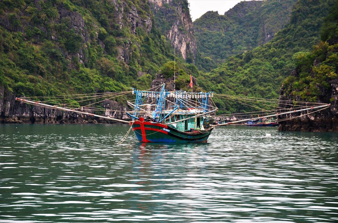 Khám phá vẻ đẹp đơn sơ, mộc mạc của làng chài Vung Viêng, Quảng Ninh