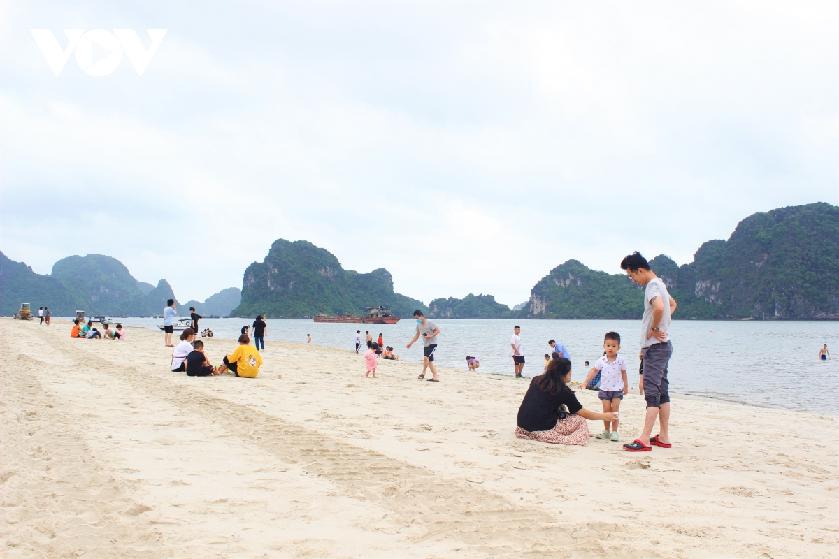 Bãi tắm Hòn Gai - Địa điểm du lịch mới mẻ nhưng cực kỳ thu hút