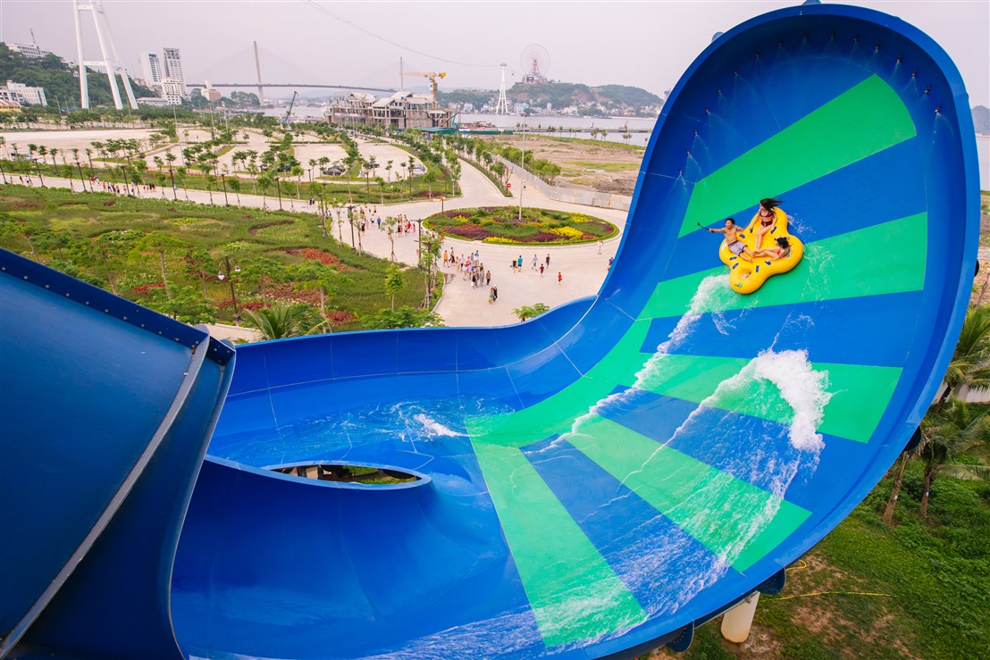 Đến Typhoon Water Park, thổi bay cái nóng ngày hè Hạ Long